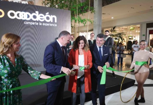 Ovidio Rodeiro participou na apertura do renovado Centro Comercial Odeón en Narón
